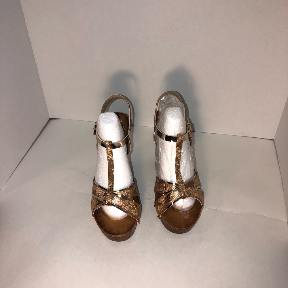 Soho girls 4 1/2 inch heels Size 10 color gold and brown heels.